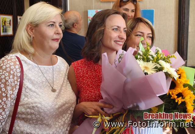 Сьогодні, 28 серпня, у місті Кропивницький в художньо-меморіальному музеї О.О.Осмьоркіна відкрилася персональна виставка творів Ольги Різдвянської-Краснопольської «Пів голови», повідомляє FOTOINFORM.NET